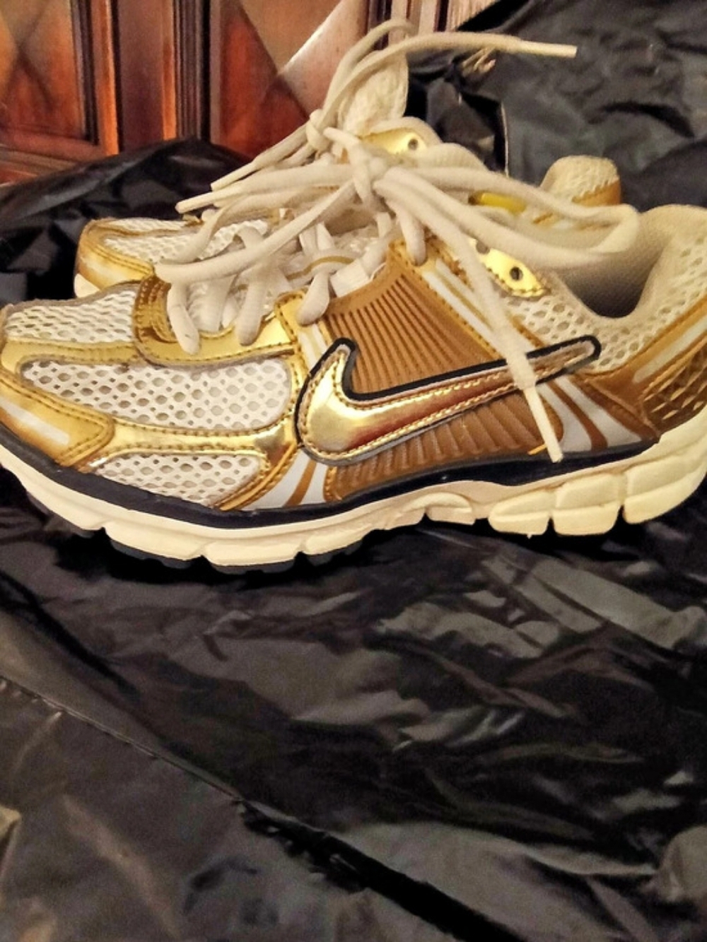 Nike Air Zoom Vomero 5 Metallic Gold Athletic Shoes White & Gold Size 5.5